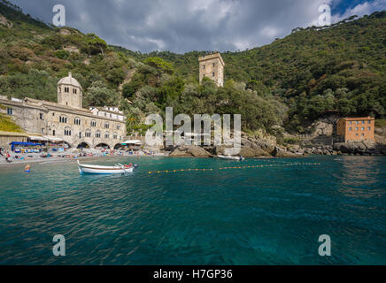 L'Abbazia e il borgo di San Fruttuoso, situato nella riserva naturale di Portofino, in Italia. Foto Stock