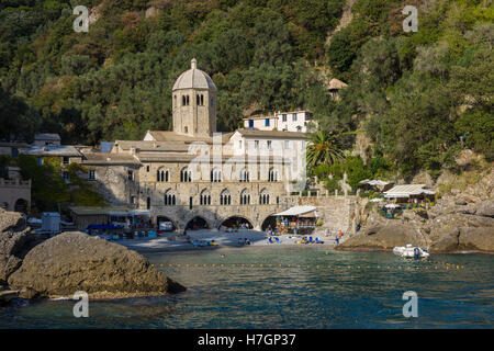 L'Abbazia e il borgo di San Fruttuoso, situato nella riserva naturale di Portofino, in Italia. Foto Stock