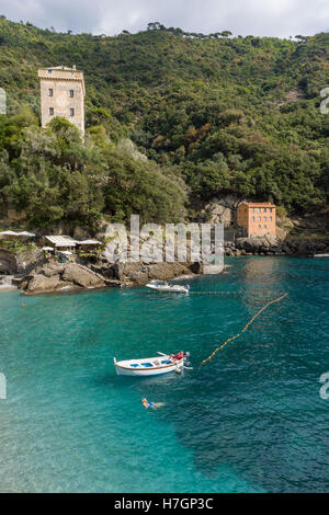 L'Abbazia e il borgo di San Fruttuoso, situato nella riserva naturale di Portofino, in Italia. Foto Stock