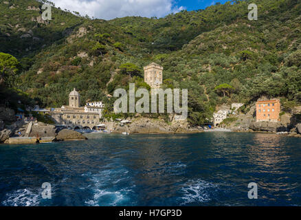 L'Abbazia e il borgo di San Fruttuoso, situato nella riserva naturale di Portofino, in Italia. Foto Stock