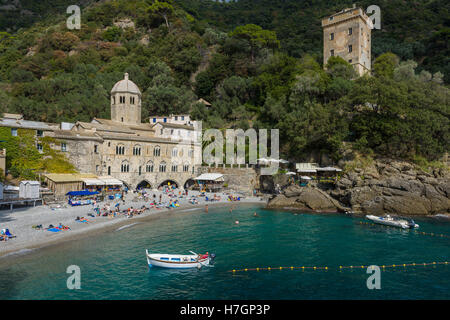 L'Abbazia e il borgo di San Fruttuoso, situato nella riserva naturale di Portofino, in Italia. Foto Stock