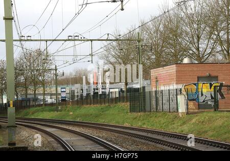 Treno elettrico binario ferroviario la linea vicino al De Valkenburg nella città mercato di Valkenburg aan de Geul Paesi Bassi NL 2016 Foto Stock