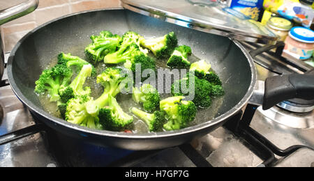 Broccoli rape verdi vegetali di cucina pan Foto Stock