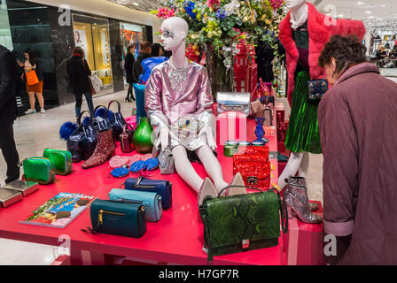 Parigi, Francia, shopping donna, abbigliamento di lusso in mostra nei grandi magazzini le Printemps, vacanze, shopping turismo moda Foto Stock