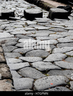 Una strada asfaltata di Pompei , esempio di famosi in tutto il mondo romano antico costruzione di strade, Pompei , sito archeologico, Campan Foto Stock