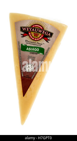 Winneconne, WI - 2 Novembre 2016: Pacchetto di Weyauwega formaggio Asiago isolato su un background. Foto Stock