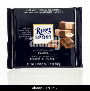 Winneconne, WI - 2 Novembre 2016: Ritter Sport cioccolato al latte candy bar isolato su un background. Foto Stock