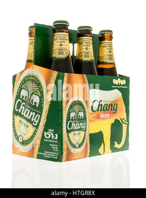 Winneconne, WI - 3 Novembre 2016: six pack di birra Chang isolato su un background. Foto Stock