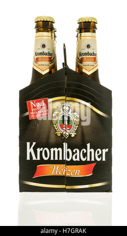 Winneconne, WI - 3 Novembre 2016: six pack di birra Krombacher isolato su un background. Foto Stock