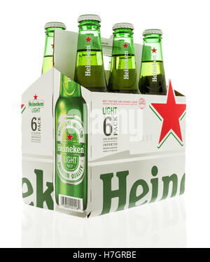 Winneconne, WI - 3 Novembre 2016: six pack di Heineken birra chiara isolato su un background. Foto Stock