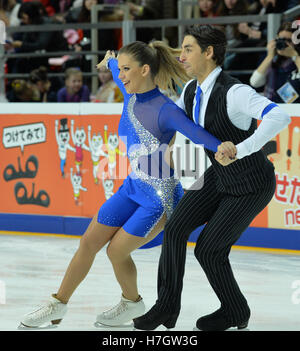 Mosca, Russia. 4 Novembre, 2016. Alisa Agafonova e Alper Ucar, eseguire durante il breve danza su ghiaccio programma presso il Grand Prix di Pattinaggio di Figura Rostelecom Cup 2016. Credito: Nearchos Panayiotou/Alamy Live News. Foto Stock