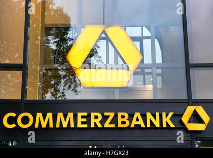 Berlino, Germania. 2° Nov, 2016. Il logo della Commerzbank su un ramo della banca sul Kurfurstendamm a Berlino (Germania), 2 novembre 2016. Foto: Jens KALAENE/dpa/Alamy Live News Foto Stock