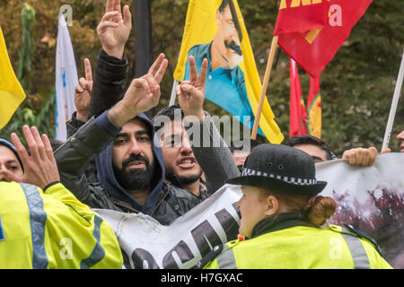 Londra, Regno Unito. Il 4 novembre 2016. La polizia cerca di tenere indietro i curdi dall'Ambasciata turca dopo la loro pacifica marzo a Londra per protestare ci dopo l arresto presto oggi dei due leader della Turchia di pro-curdo popoli' partito democratico (HDP), insieme con almeno 11 parlamentari. I manifestanti fanno segni di vittoria e di resistere ai tentativi di spingerli lontano. Credito: Peter Marshall / Alamy Live News Foto Stock