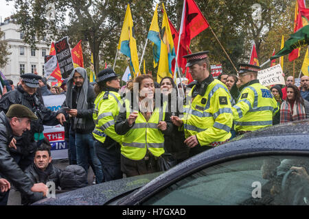 Londra, Regno Unito. Il 4 novembre 2016. La polizia cerca di tenere indietro i curdi dall'Ambasciata turca dopo la loro pacifica marzo a Londra per protestare ci dopo l arresto presto oggi dei due leader della Turchia di pro-curdo popoli' partito democratico (HDP), insieme con almeno 11 parlamentari. Alcuni dei manifestanti ha iniziato a sedersi sulla stessa strada bagnata, ma altri hanno semplicemente camminato intorno alla polizia di stare sul marciapiede davanti all'ambasciata dove hanno tenuto un rally. Credito: Peter Marshall / Alamy Live News Foto Stock