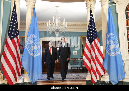 Washington, DC, Stati Uniti d'America. 4 Novembre, 2016. Stati Uniti Il segretario di Stato John Kerry(R) si riunisce con il Segretario Generale delle Nazioni Unite, designare Antonio Guterres prima del loro incontro al Dipartimento di Stato a Washington DC, gli Stati Uniti il 9 novembre 4, 2016. Credito: Yin Bogu/Xinhua/Alamy Live News Foto Stock