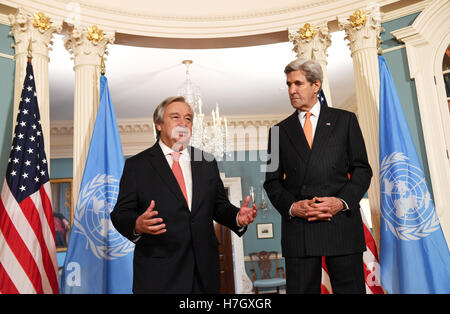 Washington, DC, Stati Uniti d'America. 4 Novembre, 2016. Stati Uniti Il segretario di Stato John Kerry(R) e il Segretario Generale delle Nazioni Unite, designare Antonio Guterres parlare con i media prima del loro incontro al Dipartimento di Stato a Washington DC, gli Stati Uniti il 9 novembre 4, 2016. Credito: Yin Bogu/Xinhua/Alamy Live News Foto Stock