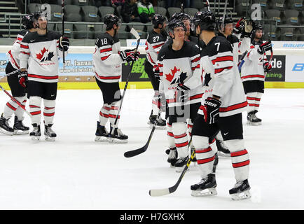 Augsburg, Baviera, Germania. 4 Novembre, 2016. Lettore canadese dopo la vittoria.Hockey su Ghiaccio Deutschland Cup, team Canada vs team Switzerlandy, Augsburg, Curt-Frenzel-Eisstadion, Novembre 04, 2016 ogni anno a novembre si svolge come preparazione per i Campionati Mondiali di hockey su ghiaccio Hockey Deutschland Cup con 4 squadre tra cui un team dal Nord America. Team Canada è costituito da giocatori che giocano in Europa. © Wolfgang Fehrmann/ZUMA filo/Alamy Live News Foto Stock