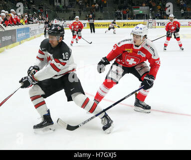 Augsburg, Baviera, Germania. 4 Novembre, 2016. Da sinistra Jonathan matsumoto (Cabnada/Muenchen), Yannik RATHGEB (Svizzera), .Hockey su Ghiaccio Deutschland Cup, team Canada vs team Switzerlandy, Augsburg, Curt-Frenzel-Eisstadion, Novembre 04, 2016 ogni anno a novembre si svolge come preparazione per i Campionati Mondiali di hockey su ghiaccio Hockey Deutschland Cup con 4 squadre tra cui un team dal Nord America. Team Canada è costituito da giocatori che giocano in Europa. © Wolfgang Fehrmann/ZUMA filo/Alamy Live News Foto Stock