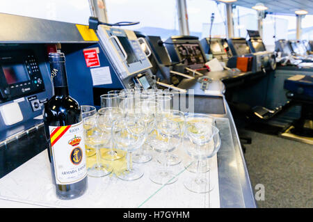 Belfast, Irlanda del Nord. 4 Novembre, 2016. Vino celebrativo sul ponte della HMS Duncan. Credito: Stephen Barnes/Alamy Live News Foto Stock