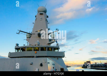 Belfast, Irlanda del Nord. 4 Novembre, 2016. SAMPSON sistema radar della Royal Navy HMS di Duncan, utilizzata per il controllo del mare Viper Sistema per missile Credit: stephen Barnes/Alamy Live News Foto Stock