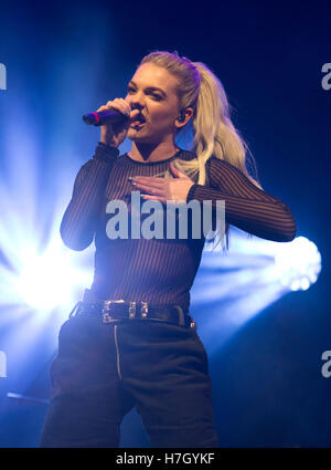 Manchester, Regno Unito. Il 4 novembre 2016. Il cantante Louisa Johnson, vincitore del fattore X-2015, esegue l'annuale le luci di Natale di accendere in Albert Square, Manchester. Credito: Russell Hart/Alamy Live News. Foto Stock