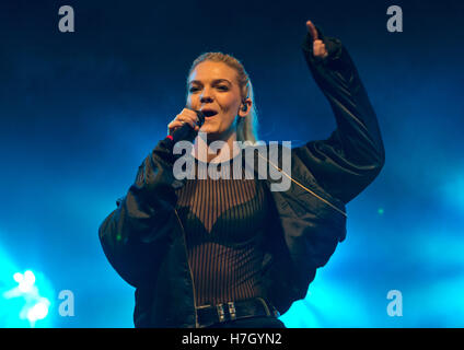 Manchester, Regno Unito. Il 4 novembre 2016. Il cantante Louisa Johnson, vincitore del fattore X-2015, esegue l'annuale le luci di Natale di accendere in Albert Square, Manchester. Credito: Russell Hart/Alamy Live News. Foto Stock
