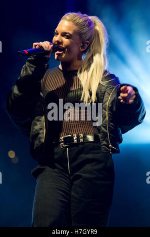 Manchester, Regno Unito. Il 4 novembre 2016. Il cantante Louisa Johnson, vincitore del fattore X-2015, esegue l'annuale le luci di Natale di accendere in Albert Square, Manchester. Credito: Russell Hart/Alamy Live News. Foto Stock