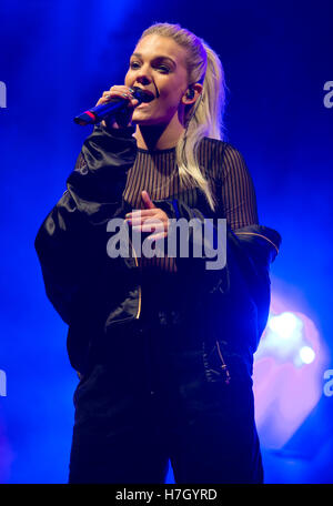 Manchester, Regno Unito. Il 4 novembre 2016. Il cantante Louisa Johnson, vincitore del fattore X-2015, esegue l'annuale le luci di Natale di accendere in Albert Square, Manchester. Credito: Russell Hart/Alamy Live News. Foto Stock