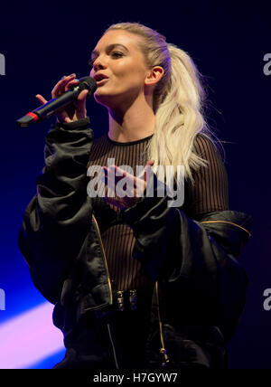 Manchester, Regno Unito. Il 4 novembre 2016. Il cantante Louisa Johnson, vincitore del fattore X-2015, esegue l'annuale le luci di Natale di accendere in Albert Square, Manchester. Credito: Russell Hart/Alamy Live News. Foto Stock