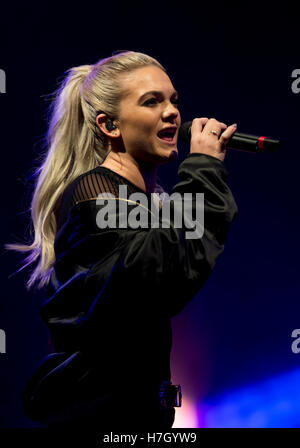 Manchester, Regno Unito. Il 4 novembre 2016. Il cantante Louisa Johnson, vincitore del fattore X-2015, esegue l'annuale le luci di Natale di accendere in Albert Square, Manchester. Credito: Russell Hart/Alamy Live News. Foto Stock