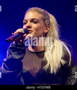 Manchester, Regno Unito. Il 4 novembre 2016. Il cantante Louisa Johnson, vincitore del fattore X-2015, esegue l'annuale le luci di Natale di accendere in Albert Square, Manchester. Credito: Russell Hart/Alamy Live News. Foto Stock