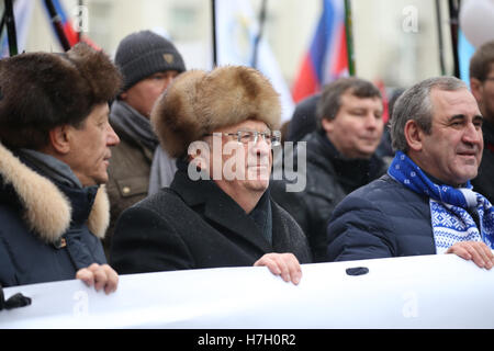 Mosca, Russia. 04 Nov, 2016. Mosca, Russia - 4 Novembre 2016: Duma di Stato Primo Vice Presidente Alexander Zhukov, Russo Partito Liberale Democratico Leader Vladimir Zhirinovsky e la Duma di stato vice presidente Sergei Neverov (L-R) anteriore prendere parte in una marcatura marzo nazionale della Russia Unity Day in Tverskaya Street. Credito: Victor Vytolskiy/Alamy Live News Foto Stock