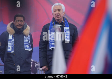 Mosca, Russia. 04 Nov, 2016. Primo vice presidente della Duma di Stato Alexander Zhukov, vice presidente della Duma di Stato russa, leader della fazione 'Russia Unita' Vladimir Vasilyev (da sinistra a destra) in un rally-concerto "siamo uno!" a Mosca (da sinistra a destra), dedicata alla Giornata di unità nazionale. Credito: Victor Vytolskiy/Alamy Live News Foto Stock