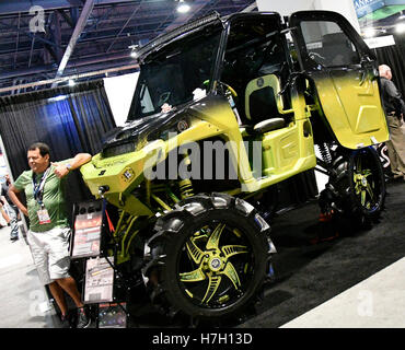 Il SEMA show celebra il suo cinquantesimo anniversario di Las Vegas come la mostra ha attirato più di 100.000 leader nel settore da più di 100 paesi per un numero illimitato di opportunità di profitto nel settore automobilistico, camion e SUV, powersports e mercati RV. 3 Novembre, 2016. Lo spettacolo viene eseguito da Nov 1-4 presso il Las Vegas Convention Center. Foto di Gene quotidianamente BlevinsLA NewsZumaPress © Gene Blevins/ZUMA filo/Alamy Live News Foto Stock