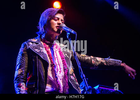 Milano, Italia. 04 Nov, 2016. La Australian pop band TIGERTOWN suona dal vivo sul palco a Fabrique apertura della mostra di panico! In discoteca Credit: Rodolfo Sassano/Alamy Live News Foto Stock