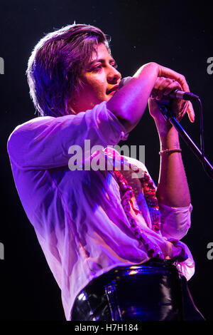 Milano, Italia. 04 Nov, 2016. La Australian pop band TIGERTOWN suona dal vivo sul palco a Fabrique apertura della mostra di panico! In discoteca Credit: Rodolfo Sassano/Alamy Live News Foto Stock