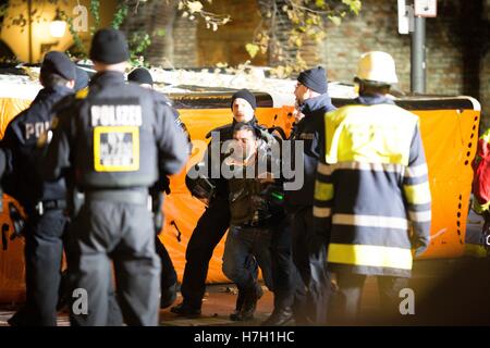 Monaco di Baviera, Germania. 05 Nov, 2016. 5 novembre 2016 - Dopo un mese di protesta camp, un corteo di protesta a Norimberga e cinque giorni di sciopero della fame dei rifugiati ha annunciato di avviare un secco di sciopero della fame di sabato 5 novembre. Dopo diversi attivisti collassare a causa della debolezza della città di Monaco di Baviera ha deciso di sfrattare i manifestanti a Sendlinger Tor. I rifugiati hanno cercato di attirare l attenzione alla loro miserabile situazione e rifugiati muoiono in corrispondenza delle frontiere europee con la loro protesta nel centro della città di Monaco di Baviera. Una prospettiva per i militanti sfrattati non può essere visto. Credito: ZUMA Press, Inc./Alamy Live News Foto Stock