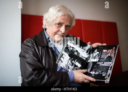 Monaco di Baviera, Germania. 3 Novembre, 2016. Monaco di Baviera-basato fotografo Ulrich Handl presentando un fotolibro con le immagini del musicista Jimi Hendrix durante un'intervista a Monaco di Baviera, Germania, il 3 novembre 2016. Handl utilizzato per fotografare molte celebrità a Monaco di Baviera il famoso club. Foto: Matthias esitano di fronte/dpa/Alamy Live News Foto Stock