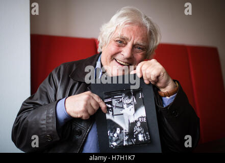 Monaco di Baviera, Germania. 3 Novembre, 2016. Monaco di Baviera-basato fotografo Ulrich Handl presentando una foto del musicista Jimi Hendrix durante un'intervista a Monaco di Baviera, Germania, il 3 novembre 2016. Handl utilizzato per fotografare molte celebrità a Monaco di Baviera il famoso club. Foto: Matthias esitano di fronte/dpa foto: Matthias esitano di fronte/dpa/Alamy Live News Foto Stock