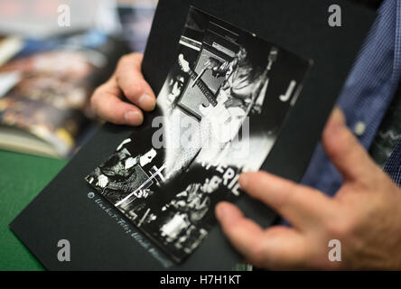 Monaco di Baviera, Germania. 3 Novembre, 2016. Monaco di Baviera-basato fotografo Ulrich Handl presentando una foto del musicista Jimi Hendrix durante un'intervista a Monaco di Baviera, Germania, il 3 novembre 2016. Handl utilizzato per fotografare molte celebrità a Monaco di Baviera il famoso club. Foto: Matthias esitano di fronte/dpa/Alamy Live News Foto Stock