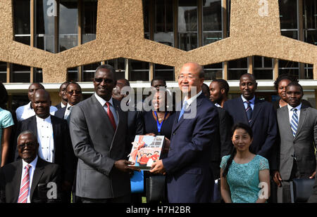 Nairobi, in Kenya. 4 Novembre, 2016. Ambasciatore cinese al Kenya Liu Xianfa (anteriore, R) dona cinese libri di testo a Ben Ogutu(anteriore, L), un alto funzionario presso il Ministero keniano degli affari esteri, presso l Università di Nairobi Istituto Confucio a Nairobi, capitale del Kenya, nov. 4, 2016. Un totale di 30 diplomatici keniota che serve in vari dipartimenti del ministero degli affari esteri saranno sottoposti a quattro mesi di formazione in lingua cinese. © Li Baishun/Xinhua/Alamy Live News Foto Stock