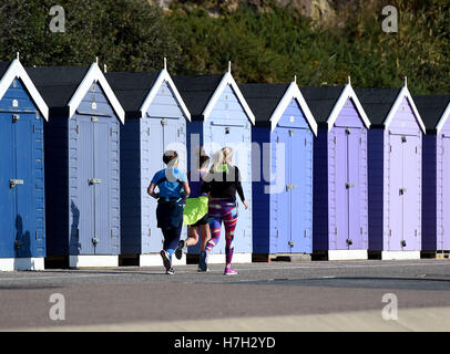 Bournemouth, Dorest, UK. 05 Nov, 2016. Donne jogging al sole sul lungomare di Bournemouth Dorset, UK Credit: Dorset Media Service/Alamy Live News Foto Stock