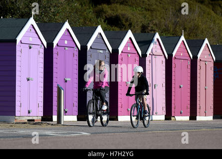 Bournemouth, Dorest, UK. 05 Nov, 2016. I ciclisti al sole sul lungomare di Bournemouth Dorset, UK Credit: Dorset Media Service/Alamy Live News Foto Stock