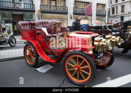 Londra, Regno Unito. 5 Novembre, 2016. Regent Street Motor Show 2016 si svolge a Londra. Folle immense ancora una volta partecipare per vedere una miscela di autovetture da veterano vetture di Formula 1 e Classic a Hybrid Electric Cars Credit: Keith Larby/Alamy Live News Foto Stock