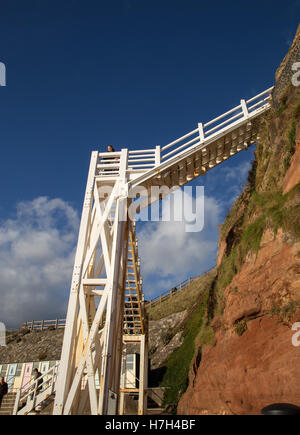 Sidmouth, Devon, 5 Nov 16 visitatori di Sidmouth prendere in vista del canale Englisah da la scala di Giacobbe, un sereies di gradini in legno fino alla scogliera Connaught giardini in stile Reggenza fronteggiata Devon località balneare. Foto a sud-ovest di foto/Alamy Live News. Foto Stock