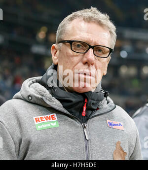 Francoforte, Germania. 05 Nov, 2016. Coach Pietro Stoeger di Colonia prima che la partita di calcio tra Eintracht Francoforte e 1. FC Colonia il decimo giorno della partita della Bundesliga a Commerzbank-Arena in Francoforte sul Meno, Germania, 5 novembre 2016. Foto: RONALD WITTEK/dpa (ATTENZIONE: grazie alle linee guida di accreditamento, il DFL consente solo la pubblicazione e utilizzazione di fino a 15 immagini per corrispondenza su internet e nei contenuti multimediali in linea durante la partita.) Credito: dpa picture alliance/Alamy Live News Foto Stock