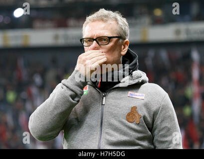 Francoforte, Germania. 05 Nov, 2016. Coach Pietro Stoeger di Colonia prima che la partita di calcio tra Eintracht Francoforte e 1. FC Colonia il decimo giorno della partita della Bundesliga a Commerzbank-Arena in Francoforte sul Meno, Germania, 5 novembre 2016. Foto: RONALD WITTEK/dpa (ATTENZIONE: grazie alle linee guida di accreditamento, il DFL consente solo la pubblicazione e utilizzazione di fino a 15 immagini per corrispondenza su internet e nei contenuti multimediali in linea durante la partita.) Credito: dpa picture alliance/Alamy Live News Foto Stock