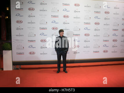 Francoforte, Germania. 05 Nov, 2016. Allenatore della nazionale tedesca di calcio, Joachim bassa, arriva in corrispondenza della stampa sportiva tedesca a sfera con la vecchia opera in Francoforte sul Meno, Germania, 5 novembre 2016. Egli riceverà il premio per "Legenda di sport più tardi. Foto: FRANK RUMPENHORST/dpa Credito: dpa picture alliance/Alamy Live News Foto Stock