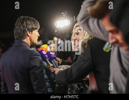 Francoforte, Germania. 05 Nov, 2016. Francoforte, Germania. 5 Novembre, 2016. Allenatore della nazionale tedesca di calcio, Joachim Loew (l), è stato intervistato dai giornalisti all'arrivo presso la stampa sportiva tedesca sfera presso la Alte Oper a Francoforte in Germania, 5 novembre 2016. Loew è di ricevere il premio per la "Leggenda di sport più tardi. Foto: FRANK RUMPENHORST/dpa/Alamy Live News Credito: dpa picture alliance/Alamy Live News Foto Stock