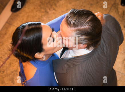 Francoforte, Germania. 05 Nov, 2016. Host und business donna Verona Pooth e suo marito Franjo Pooth baciate per le fotocamere che arrivano alla stampa sportiva tedesca a sfera con la vecchia opera in Francoforte sul Meno, Germania, 5 novembre 2016. Foto: FRANK RUMPENHORST/dpa Credito: dpa picture alliance/Alamy Live News Foto Stock